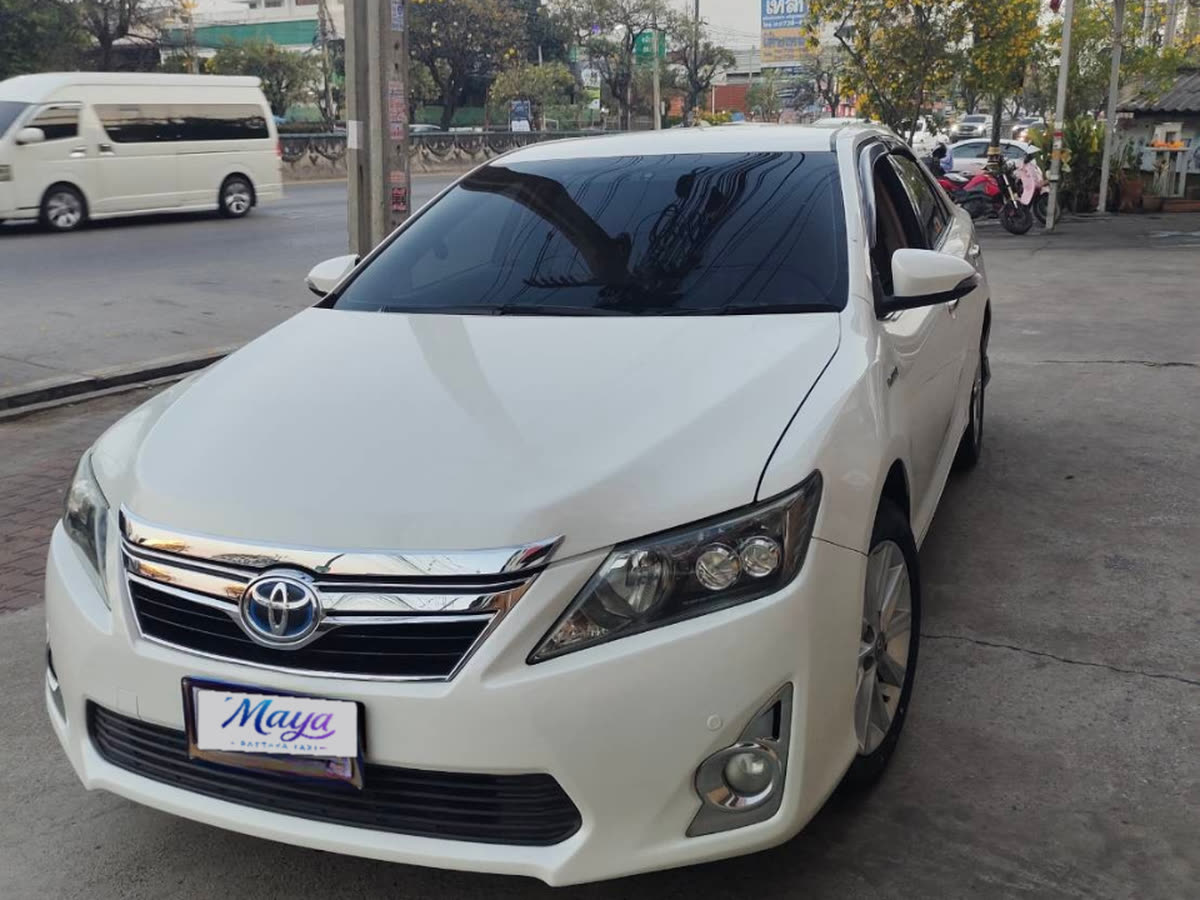 Toyota Camry &mdash; white sedan, MAYA Pattaya Taxi